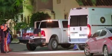 Investigan muerte de pareja hallada dentro de un vehículo