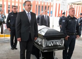 Entre aplausos y guardias de honor, despiden a agente de la Policía Municipal