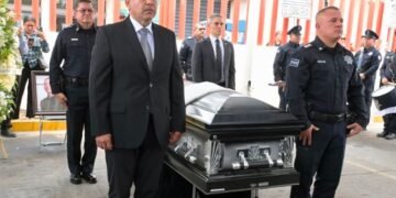 Entre aplausos y guardias de honor, despiden a agente de la Policía Municipal