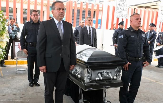 Entre aplausos y guardias de honor, despiden a agente de la Policía Municipal Entre aplausos y guardias de honor, despiden a agente de la Policía Municipal