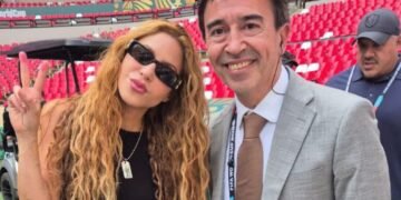 La emoción pudo más: periodista corre tras Shakira en plena transmisión