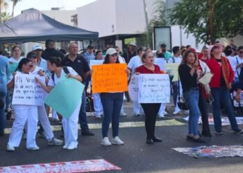 Protestan en hospital del ISSSTE de Hermosillo por fallas en aire acondicionado