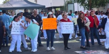 Protestan en hospital del ISSSTE de Hermosillo por fallas en aire acondicionado