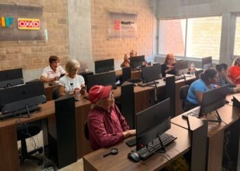 Ofrecen cursos gratuitos de tecnología y emprendimiento para mayores de 55 años Ofrecen cursos gratuitos de tecnología y emprendimiento para mayores de 55 años