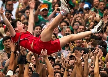 Turista coreano es lanzado al aire por aficionados mexicanos durante el Mundial 2026 y se vuelve viral