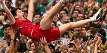 Turista coreano es lanzado al aire por aficionados mexicanos durante el Mundial 2026 y se vuelve viral