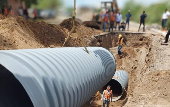 Agua de Hermosillo avanza en la rehabilitación del colector sanitario en el Bulevar Quintero Arce Agua de Hermosillo avanza en la rehabilitación del colector sanitario en el Bulevar Quintero Arce