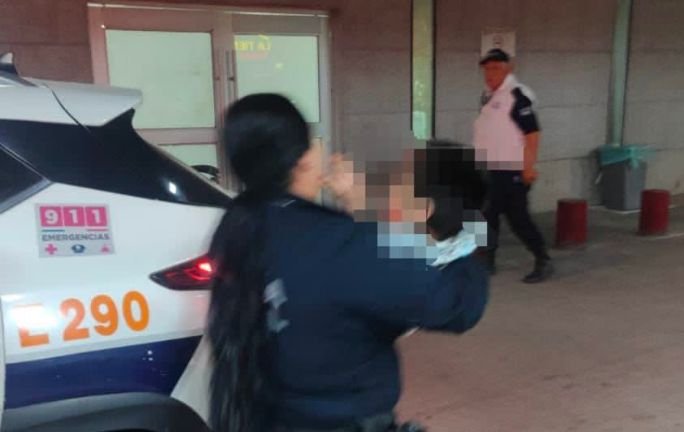 Menor de 13 años recibe ayuda de policías tras presentar una convulsión Menor de 13 años recibe ayuda de policías tras presentar una convulsión