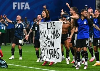 ¿Debe la FIFA sancionar a Argentina por este mensaje?