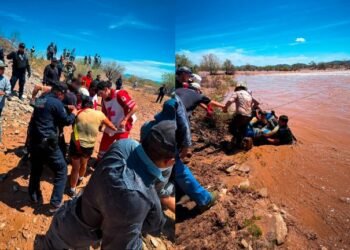 Rescatan a familia tras ser arrastrado su vehículo por la corriente en Caborca