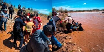 Rescatan a familia tras ser arrastrado su vehículo por la corriente en Caborca