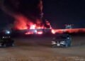 Voraz incendio consume tres bodegas al poniente