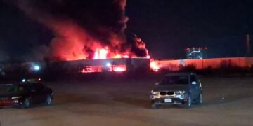 Voraz incendio consume tres bodegas al poniente