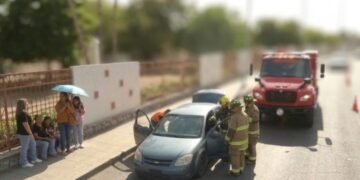 Rescatan a conductora que chocó tras desmayarse por las altas temperaturas en el bulevar Luis Encinas