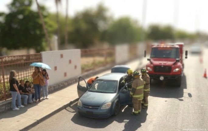 Rescatan a conductora que chocó tras desmayarse por las altas temperaturas en el bulevar Luis Encinas Rescatan a conductora que chocó tras desmayarse por las altas temperaturas en el bulevar Luis Encinas