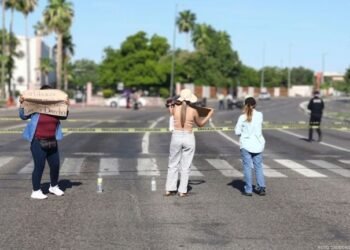 Maestras de Covafam colapsan el tráfico en el Centro de Hermosillo por adeudo millonario Maestras de Covafam colapsan el tráfico en el Centro de Hermosillo por adeudo millonario