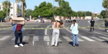 Maestras de Covafam colapsan el tráfico en el Centro de Hermosillo por adeudo millonario