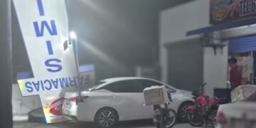 Fuertes rachas de viento por el monzón causan destrozos y caídas de anuncios espectaculares en Hermosillo
