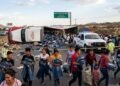 Registran rapiña tras volcadura de tráiler con mercancía en la carretera México–Tulancingo