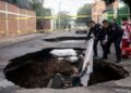 Hombre cae a socavón generado por colapso de drenaje en El Sahuaro