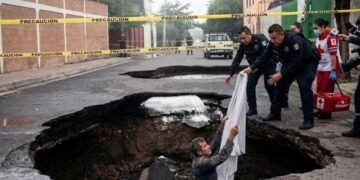 Hombre cae a socavón generado por colapso de drenaje en El Sahuaro