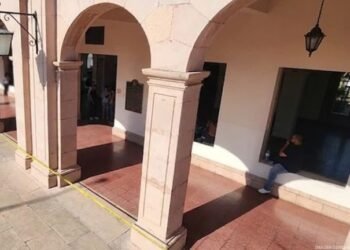Toman oficinas administrativas de Rectoría de la Unison por desacato a fallo laboral