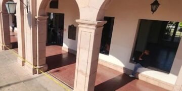Toman oficinas administrativas de Rectoría de la Unison por desacato a fallo laboral