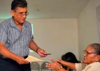Adultos mayores reciben consejos para cuidar mejor su pensión
