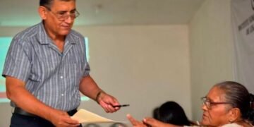 Adultos mayores reciben consejos para cuidar mejor su pensión