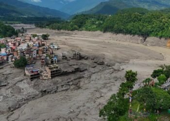 Devastadoras inundaciones golpean Nepal y dejan cientos de desaparecidos