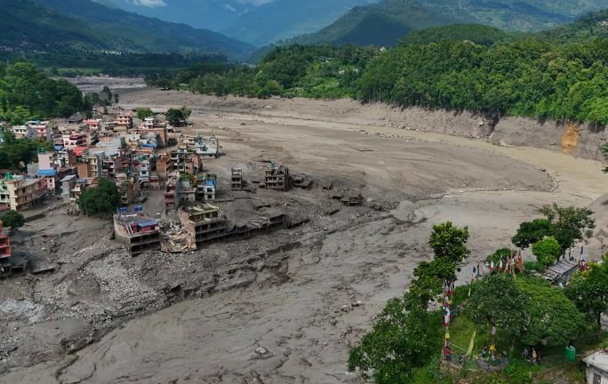 Devastadoras inundaciones golpean Nepal y dejan cientos de desaparecidos Devastadoras inundaciones golpean Nepal y dejan cientos de desaparecidos