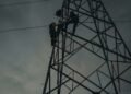 Bomberos de Hermosillo rescatan a salvo a un hombre atrapado en una torre eléctrica