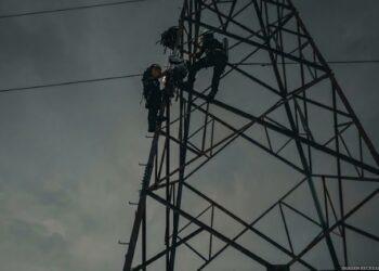 Bomberos de Hermosillo rescatan a salvo a un hombre atrapado en una torre eléctrica