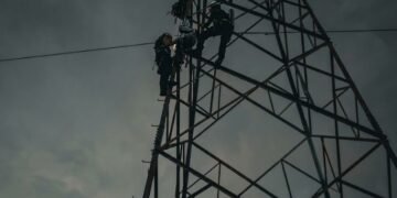 Bomberos de Hermosillo rescatan a salvo a un hombre atrapado en una torre eléctrica