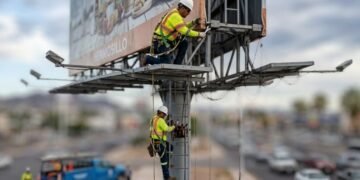 Exigen mantenimiento preventivo a anuncios espectaculares en Hermosillo ante lluvias y fuertes vientos