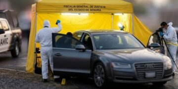 Investiga FGJES hallazgo de tres personas sin vida en vehículo de lujo en Hermosillo