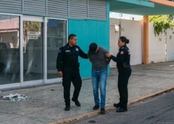 Detienen en Hermosillo a sujeto señalado de acosar y grabar a estudiantes en parada de camión