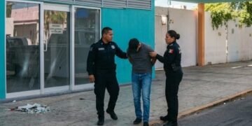 Detienen en Hermosillo a sujeto señalado de acosar y grabar a estudiantes en parada de camión