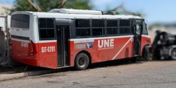 Camión del transporte urbano derriba árboles y se estrella contra vivienda en Hermosillo