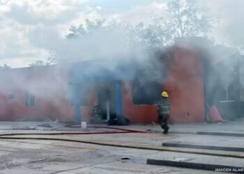 Se incendia local abandonado al poniente Se incendia local abandonado al poniente