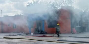 Se incendia local abandonado al poniente