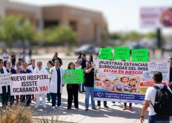 Reciben a Sheinbaum con protestas en Hermosillo; exigen rescate al ISSSTE y certeza en guarderías Reciben a Sheinbaum con protestas en Hermosillo; exigen rescate al ISSSTE y certeza en guarderías