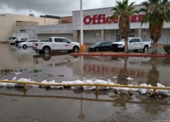 ¿Papelería o búnker? Así blindaron conocido estacionamiento de Hermosillo para no terminar bajo el agua