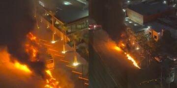 MOMENTOS DE TENSIÓN EN HERMOSILLO: Camión urbano arde en llamas sobre Bulevar Kino y termina en pérdida total