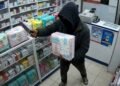 LO ATRAPAN TRAS ROBAR PAÑALES EN UNA FARMACIA Y LLEVAR UN CUCHILLO DE 23 CM EN HERMOSILLO