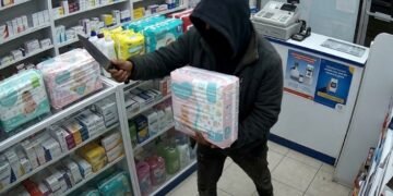 LO ATRAPAN TRAS ROBAR PAÑALES EN UNA FARMACIA Y LLEVAR UN CUCHILLO DE 23 CM EN HERMOSILLO