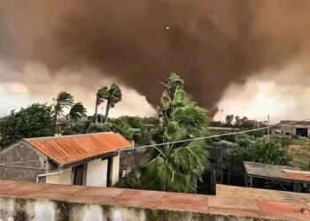 Monstruoso tornado golpea Sicilia y desata terror en calles